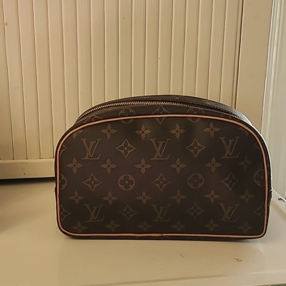 Louie Vuitton Toiletry Travel bag 25